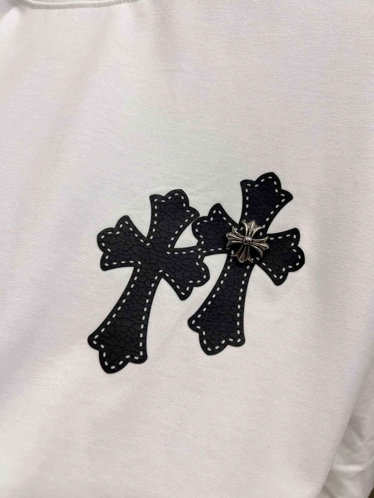 🅿️190 CH Crow 2025 Autumn and Winter New Short-sleeved T-shirt Cross leather craft Customized hardware metal + Middle Eastern Australian diamond design craft The real thing is great🔥Same style for men and women, loose version Size S M L XL XXL Five sizes black white